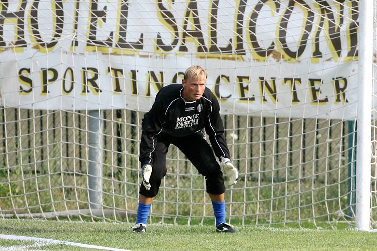 Lutto nel mondo del calcio: Alexander Manninger muore in un incidente stradale