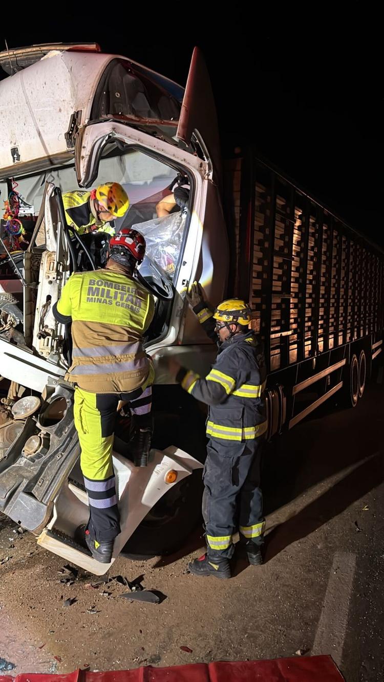 Colisão traseira entre dois caminhões deixa motorista preso às ferragens na BR-365