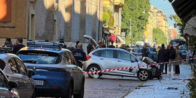 Auto sulla folla a Modena: feriti 5 donne e 3 uomini, una ha le gambe amputate