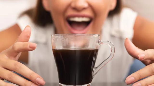 Café com açúcar, adoçante ou puro, qual é a melhor opção?
