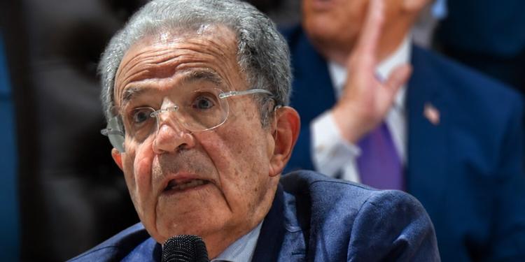 Prodi sferza l'Europa: «Con Trump ci comportiamo come servi, ci vuole unità»