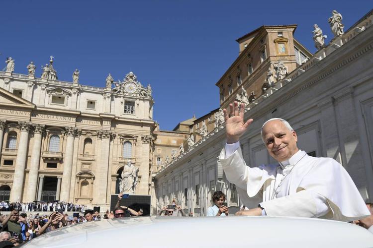 Ruffini ai saluti, Leone XIV sceglie una donna per rivoluzionare la comunicazione vaticana