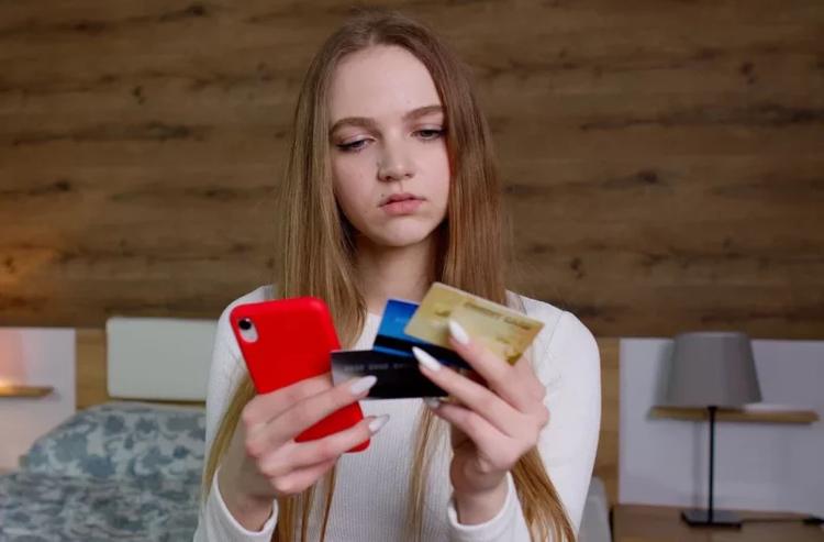 Immer mehr Jugendliche tappen durch Social Media in die Schulden- und andere Fallen. Staatssekretär Alexander Pröll arbeitet an einem Social Media Verbot für Kinder und Jugendliche unter 14 Jahren. Foto: istock/Andrii Lemelyanenko