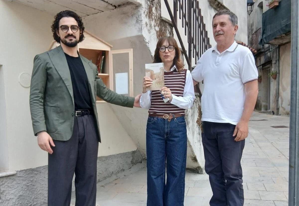 Piazza Municipio, inaugurata la prima Casetta dei Libri: la cultura diventa un bene condiviso a Casaletto Spartano