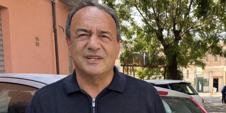 Crotone, migranti accampati in strada. Lucano: «Situazione inaccettabile, la Prefettura intervenga»