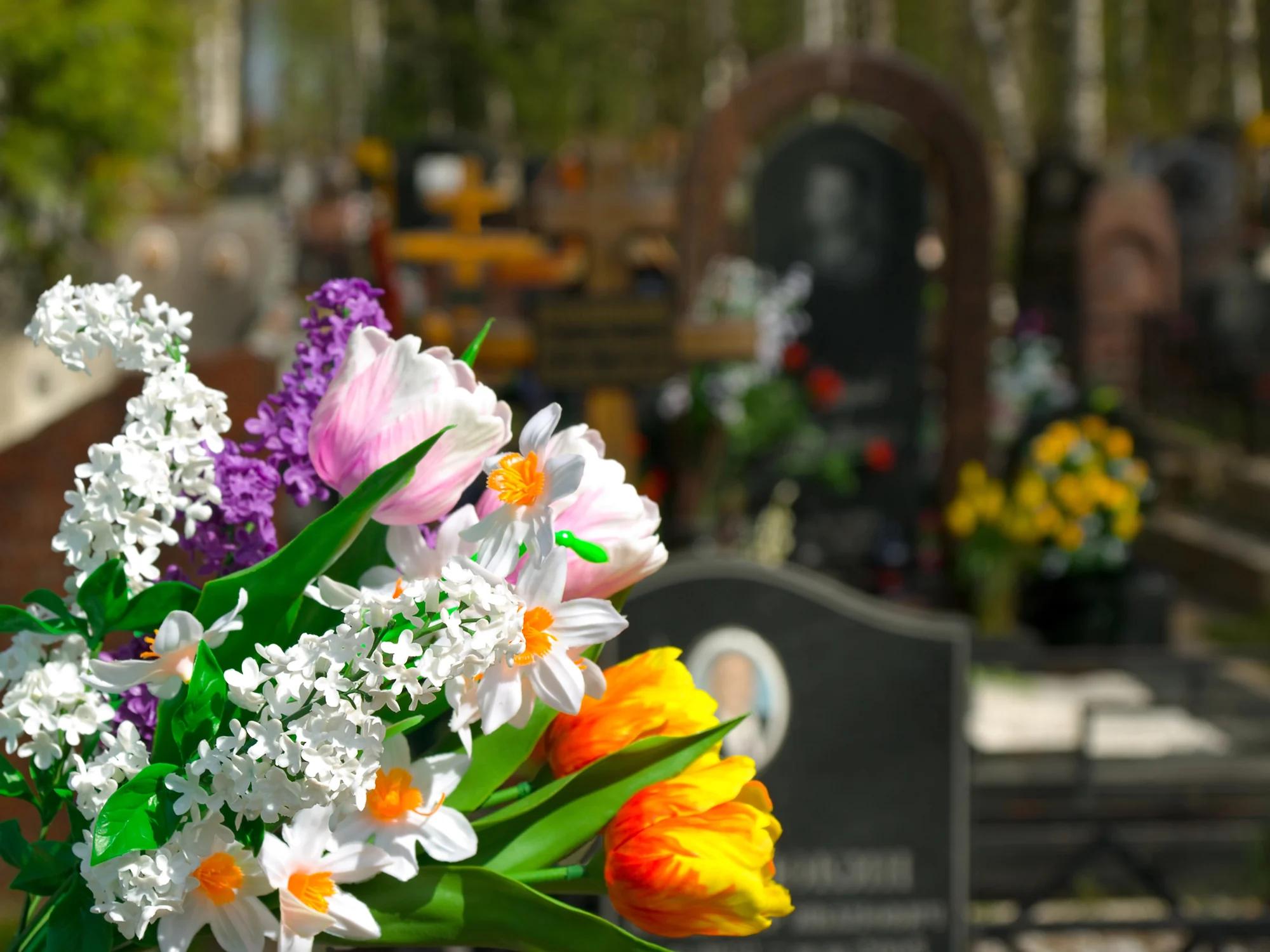 Un fiore per la memoria: l’arte floreale in omaggio ai defunti a Salerno