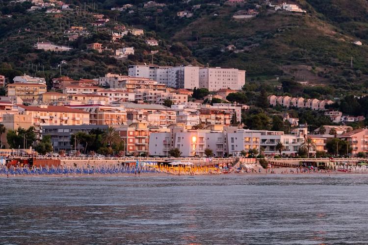 Dopo il tramonto, Cefalù continua a vivere tra luci, mare e passeggiate sul lungomare🌊✨ #visitcefalu