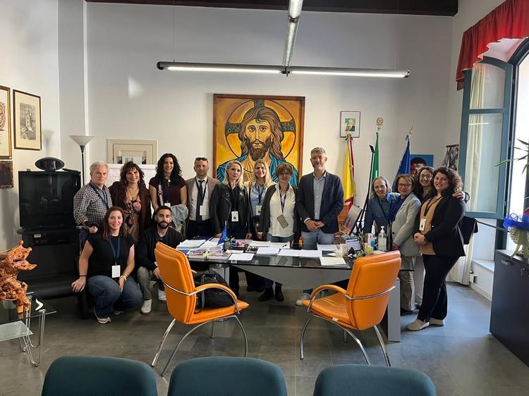 Il sindaco di Cefalù Daniele Tumminello e l’assessore all’Ambiente Salvatrice Mancinelli hanno incontrato docenti e alun...