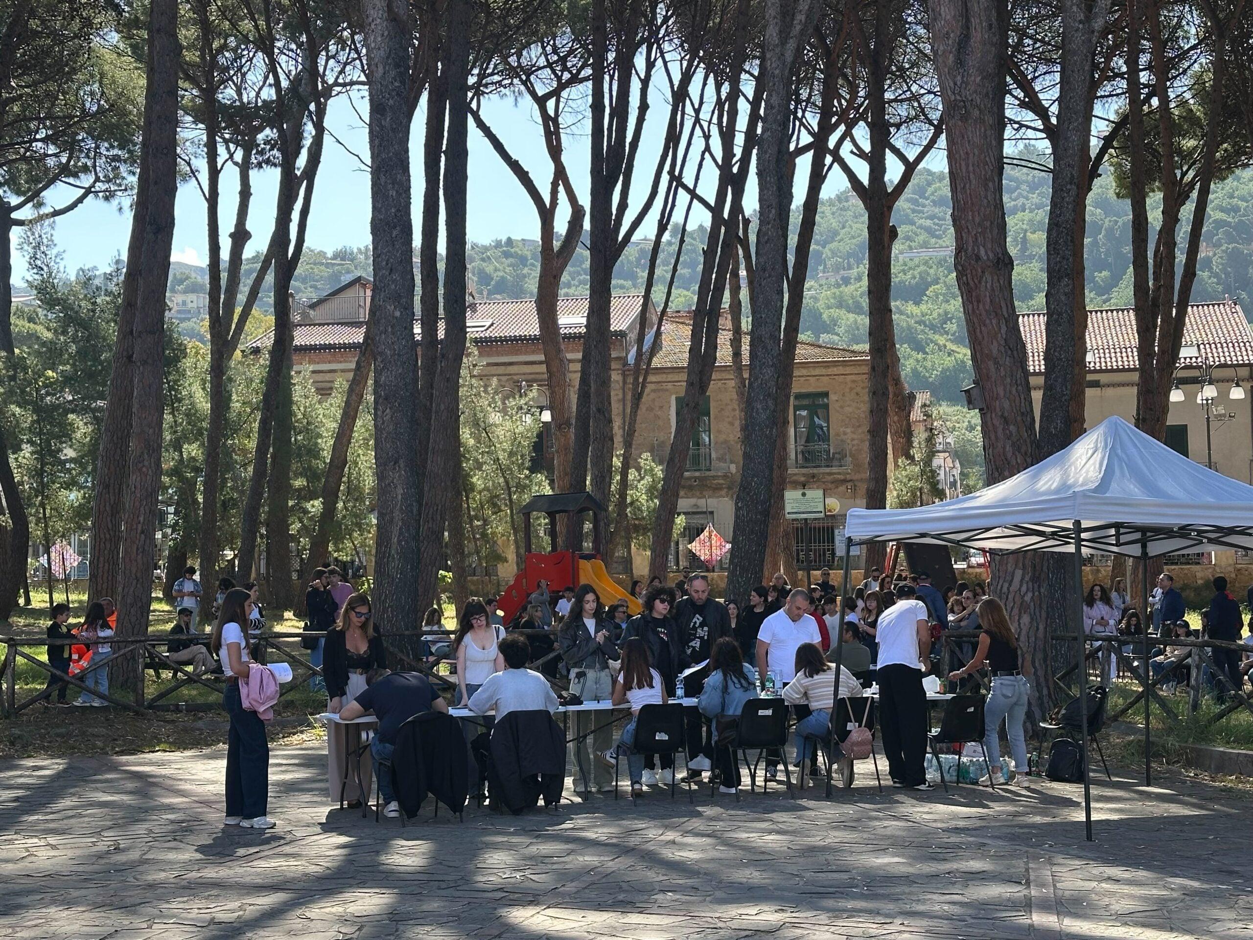 Castellabate, bagno di folla per un importante casting cinematografico: in 2mila in Villa Matarazzo