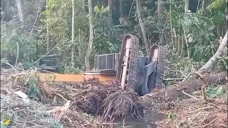 Máquina tomba e óleo vaza em igarapé de Alter do Chão, em Santarém