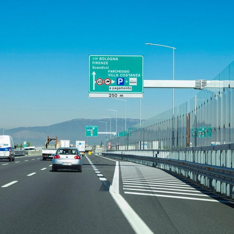 Viaggiano in auto col figlio morto, se ne accorgono all'area di sosta