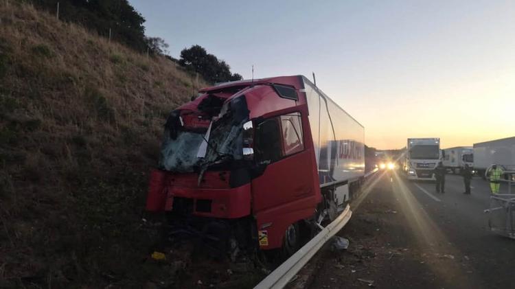 Autoroute A9 : accident, un poids lourd vient percuter un panneau de signalisation