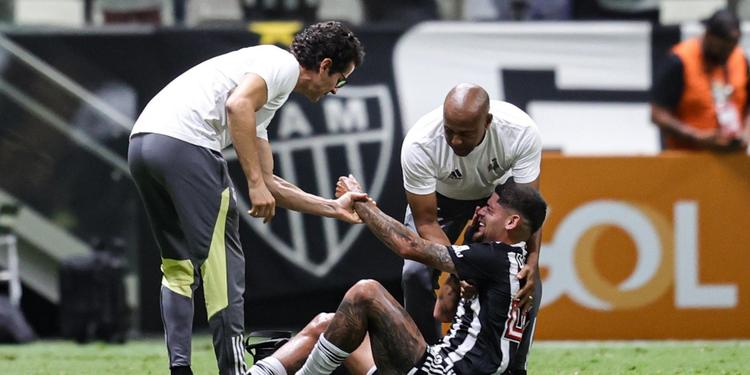 Rubens, do Atlético, sofre lesão assustadora e é substituído contra o Criciúma