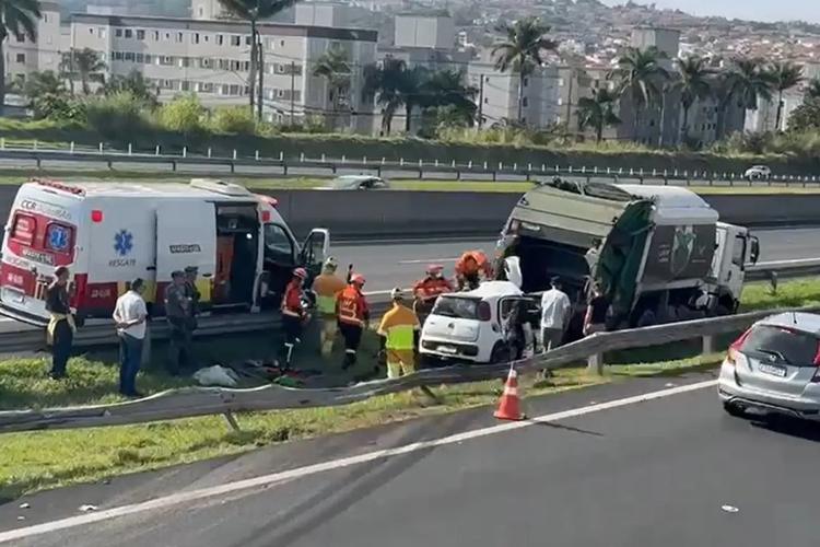 Motorista morre após bater na traseira de caminhão de lixo na Anhanguera, em Campinas