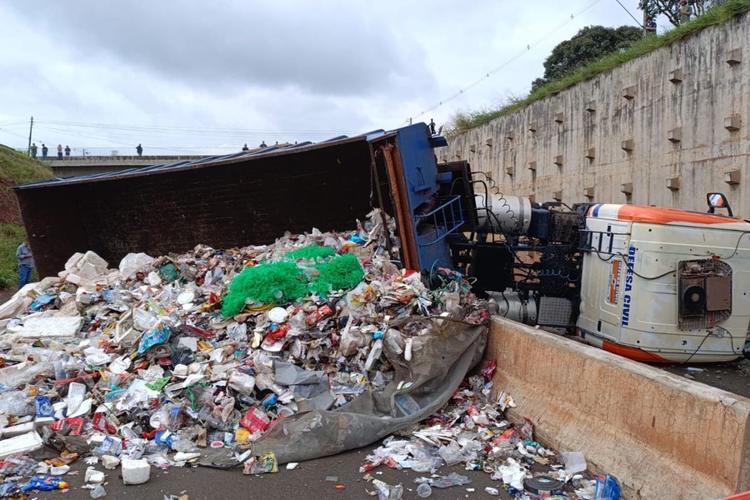 Caminhão com materiais recicláveis tomba e provoca interdição total de rodovia no Paraná