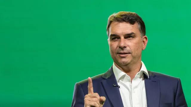 Flávio Bolsonaro: Num ato de desespero, Lula aumentou o Bolsa Família e tenta comprar votos