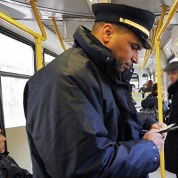 Si addormenta in autobus e salta la fermata, multa di 58 euro a uno studente di 15 anni