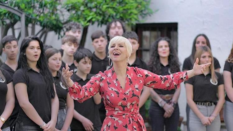 La malagueña Pasión Vega canta a Lorca en su casa natal y con el coro del instituto de Fuente Vaqueros