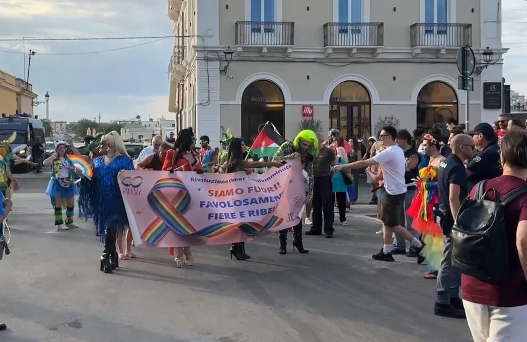 Taranto: l’onda arcobaleno del “Pride” colora la città
