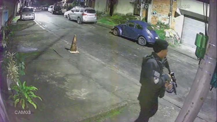 Vídeo mostra criminosos com fuzis usando fardas da Draco em área de milícia na Zona Oeste do Rio