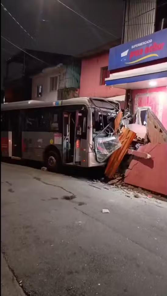 Imagens mostram ônibus furtado invadindo mercado na Zona Leste de SP; motorista fugiu