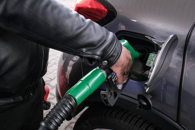 Carburanti, benzina e diesel continuano a scendere: prezzi medi