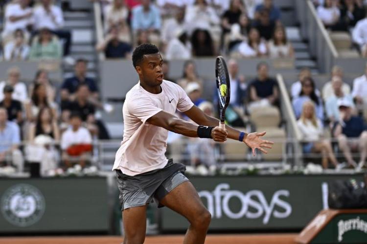Giovanni Mpetshi&nbsp;Perricard (ici à Roland-Garros) continue sa route à Stuttgart. (S.&nbsp;Mantey/L'Équipe)