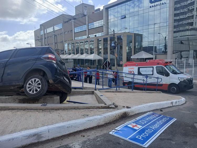 Motorista perde o controle do carro, invade calçada e derruba placa de sinalização em São Luís