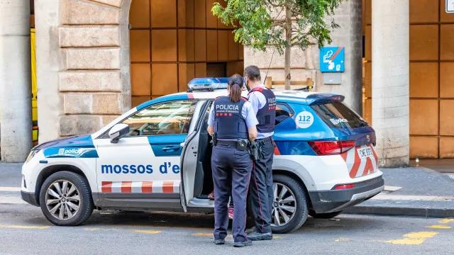 Homem esfaqueia três pessoas e salta do 4.º andar em Barcelona