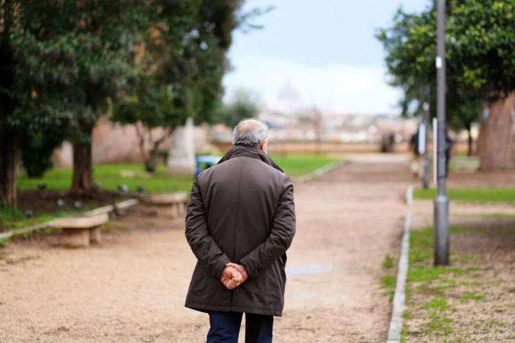 En quoi la posture des mains derrière le dos favorise la réflexion et le calme&nbsp;?