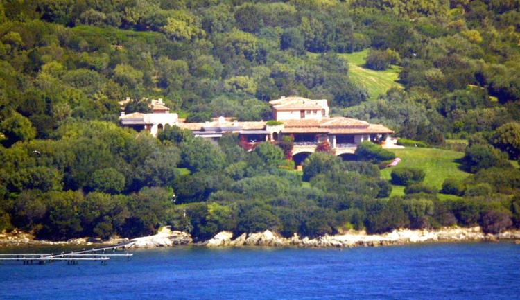 Villa Certosa passa allo sceicco Al Thani. Quelle estati del Cav con Blair e Putin