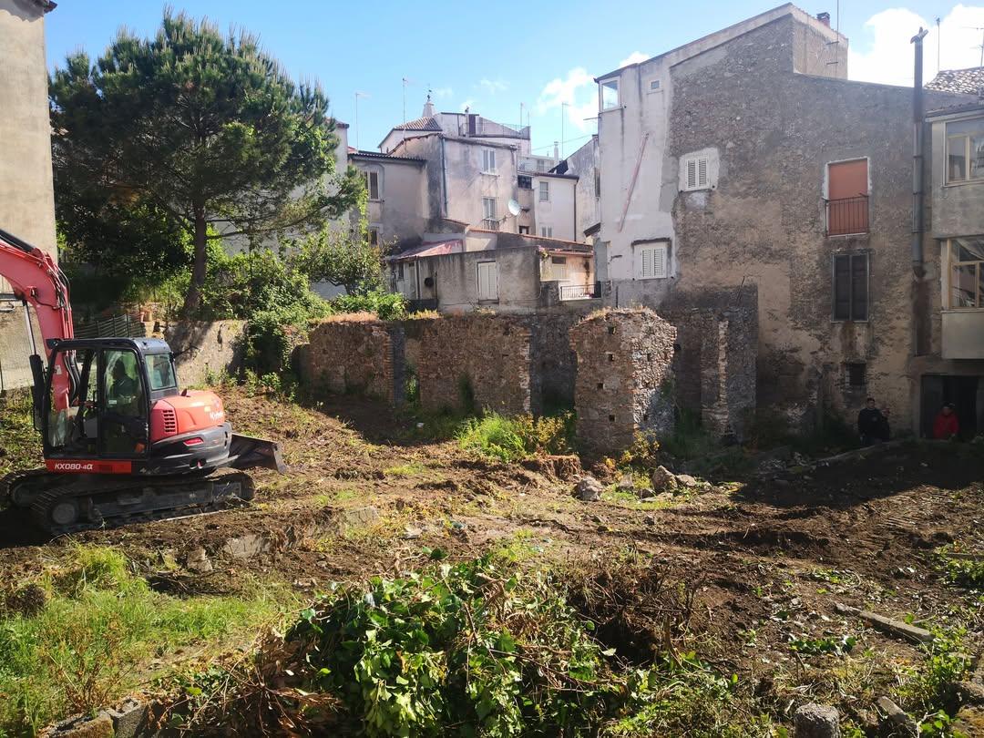 #ComuneGasperina 🟠 NUOVO PARCHEGGIO  ▶️ Iniziati i lavori per la bonifica di un'area in via Milano da destinare a parch...