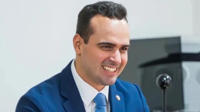 Lucas Ribeiro é reeleito governador da Paraíba no primeiro turno