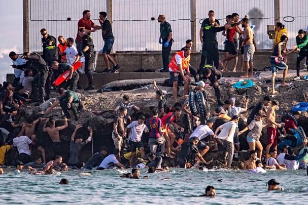 الداخلية الإسبانية تنفي ترحيل المهاجرين من سبتة بشكل سري