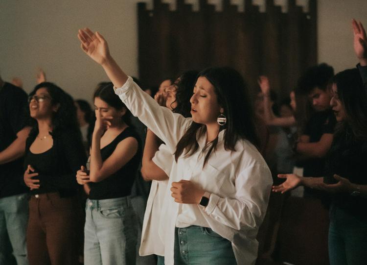 9 em cada 10 cristãos praticantes relatam respostas milagrosas à oração, diz pesquisa