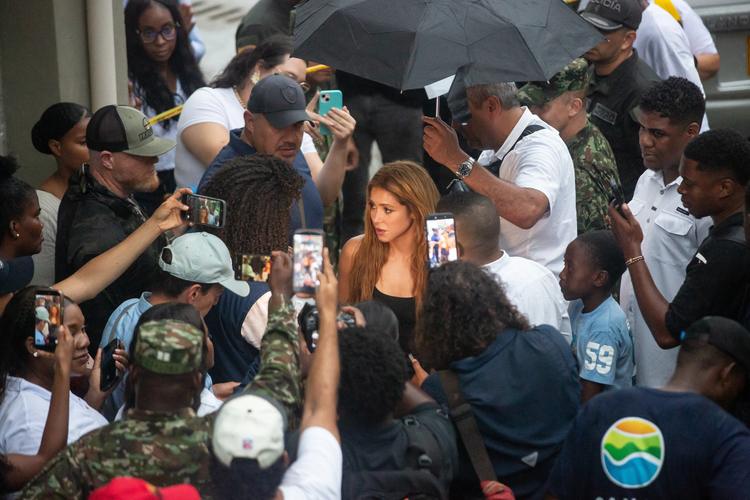 Shakira visita zona afectada por sismo en Colombia; promete reconstruir escuelas