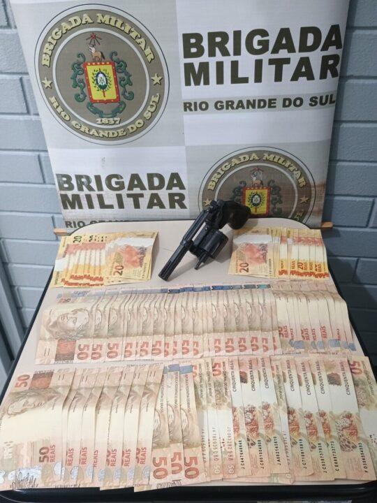 Brigada Militar de Santo Augusto realiza prisões por porte ilegal de arma e moeda falsa durante a Operação Cerco Fechado