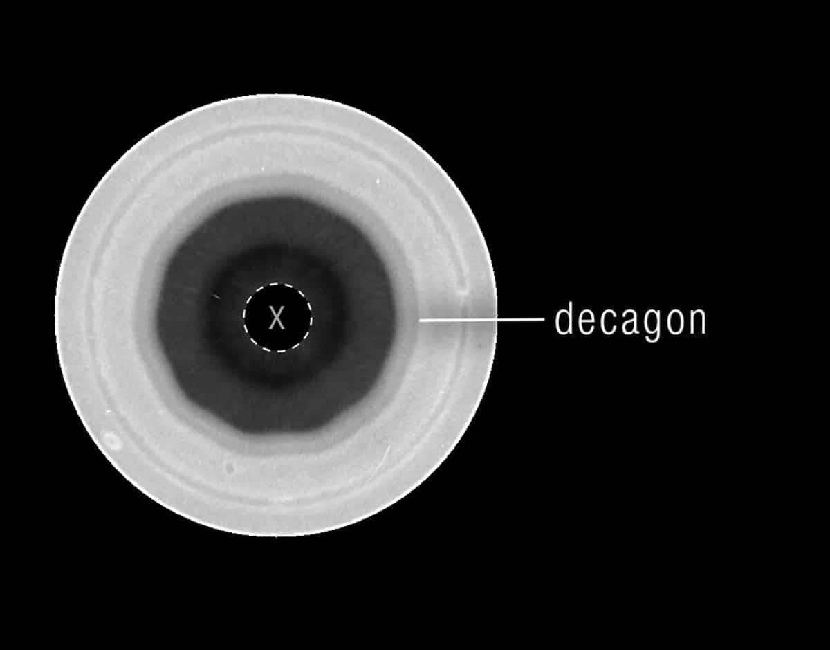 Rätselhaftes Wolken-Zehneck über dem Südpol des Saturn entdeckt