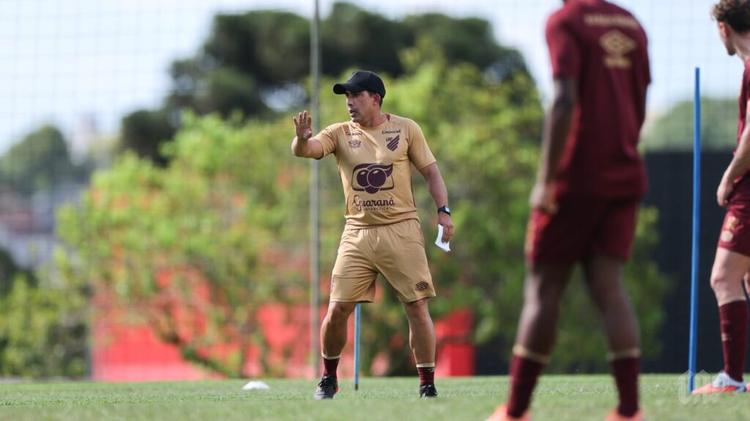 Athletico anuncia técnico Alexandre Lemos o sub-17