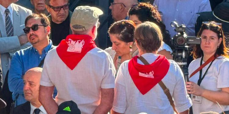 Fidanza (FdI) accusa la Cgil: "Si sono voltati di spalle mentre La Russa leggeva il messaggio di Mattarella". Meloni: "Gesto grave e vergognoso". Il sindacato belga: "Siamo stati noi, protesta anti-fascista"