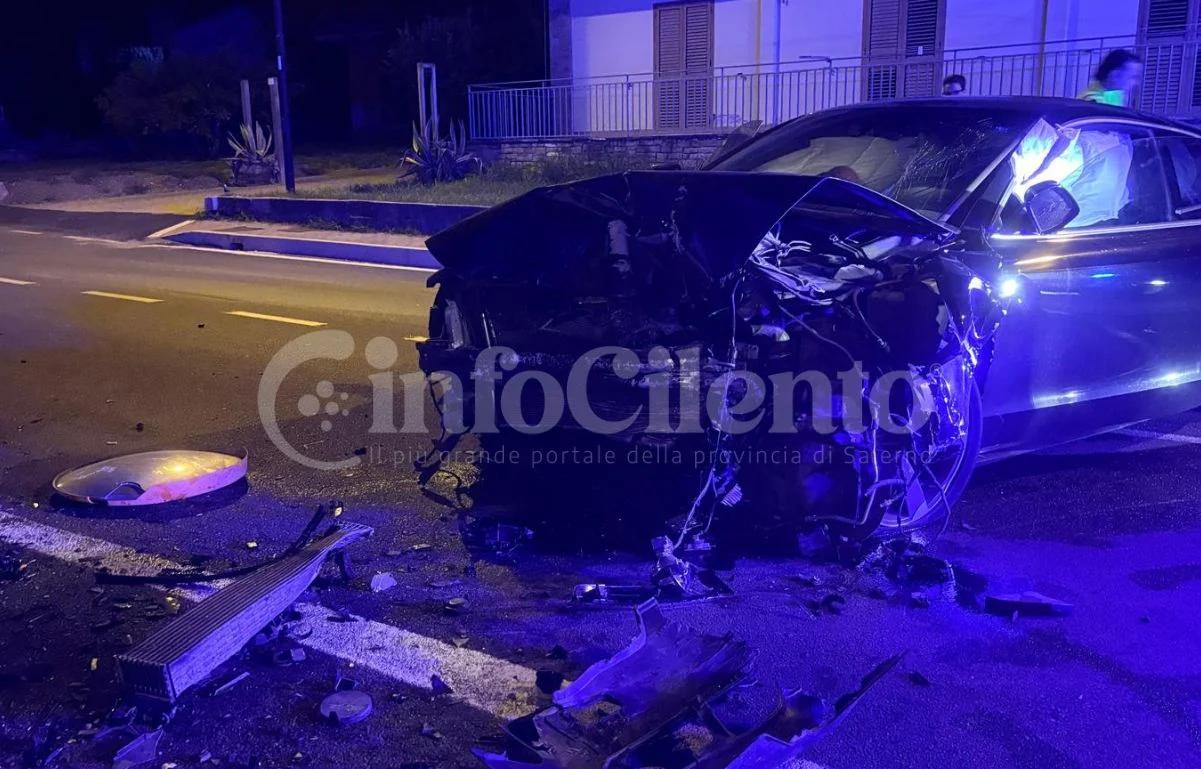 Auto fuori strada ad Agropoli: un ferito all’alba in via Belvedere