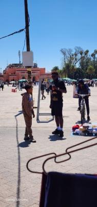 حملات غير ناجعة..عودة مقلقة لظاهرة تسول الأطفال في ساحة جامع الفنا بمراكش +صور