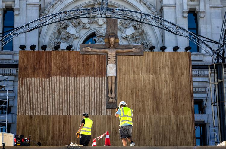 Preparativos para la visita del papa León XIV en la plaza de Cibeles de Madrid, este jueves. 