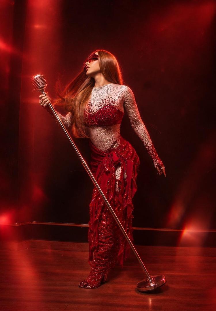 Viviane Batidão aposta em três looks com 15 mil pedrinhas cristalizadas para estreia no Rock in Rio