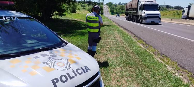 Dirigir com calçados inadequados gera mais de 450 multas no oeste e centro-oeste paulista