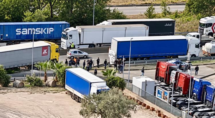 Carburanti, Sud rischia paralisi: supermercati vuoti, imprese ferme, 71 denunciati