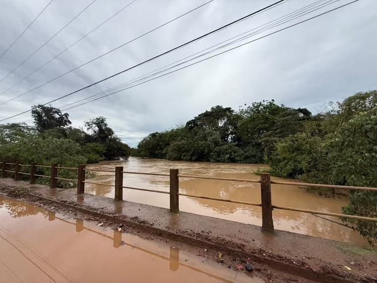 Nível do rio volta a subir e número de famílias desabrigadas chega a 15 em Capivari