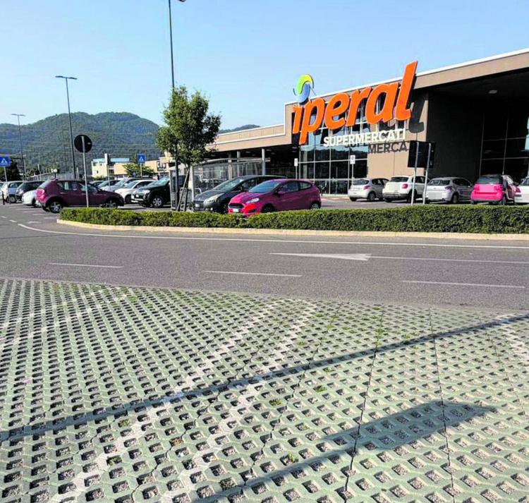 Giallo nel parcheggio: colpito al petto da una fiocina sparata da un'auto