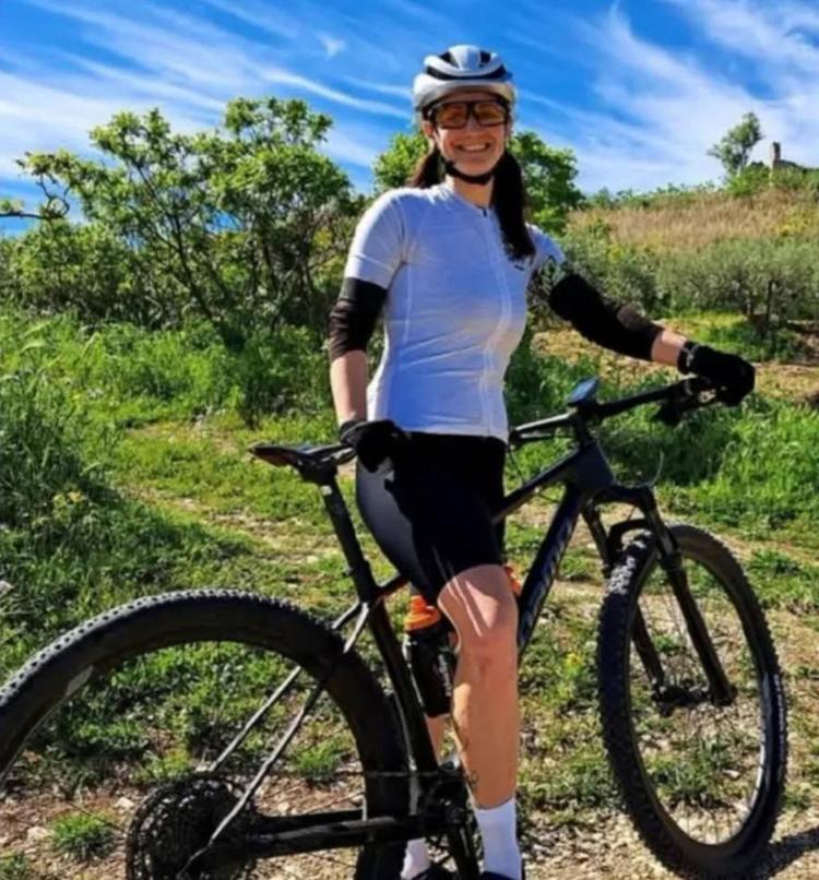 Auto travolge un gruppo di ciclisti: muore una donna di 41 anni, due feriti