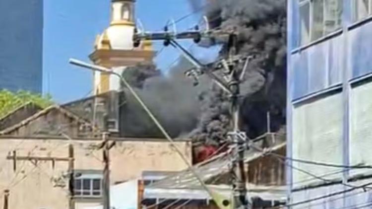 Vídeo mostra momento em que parte de prédio desaba durante incêndio em loja no Centro de Manaus